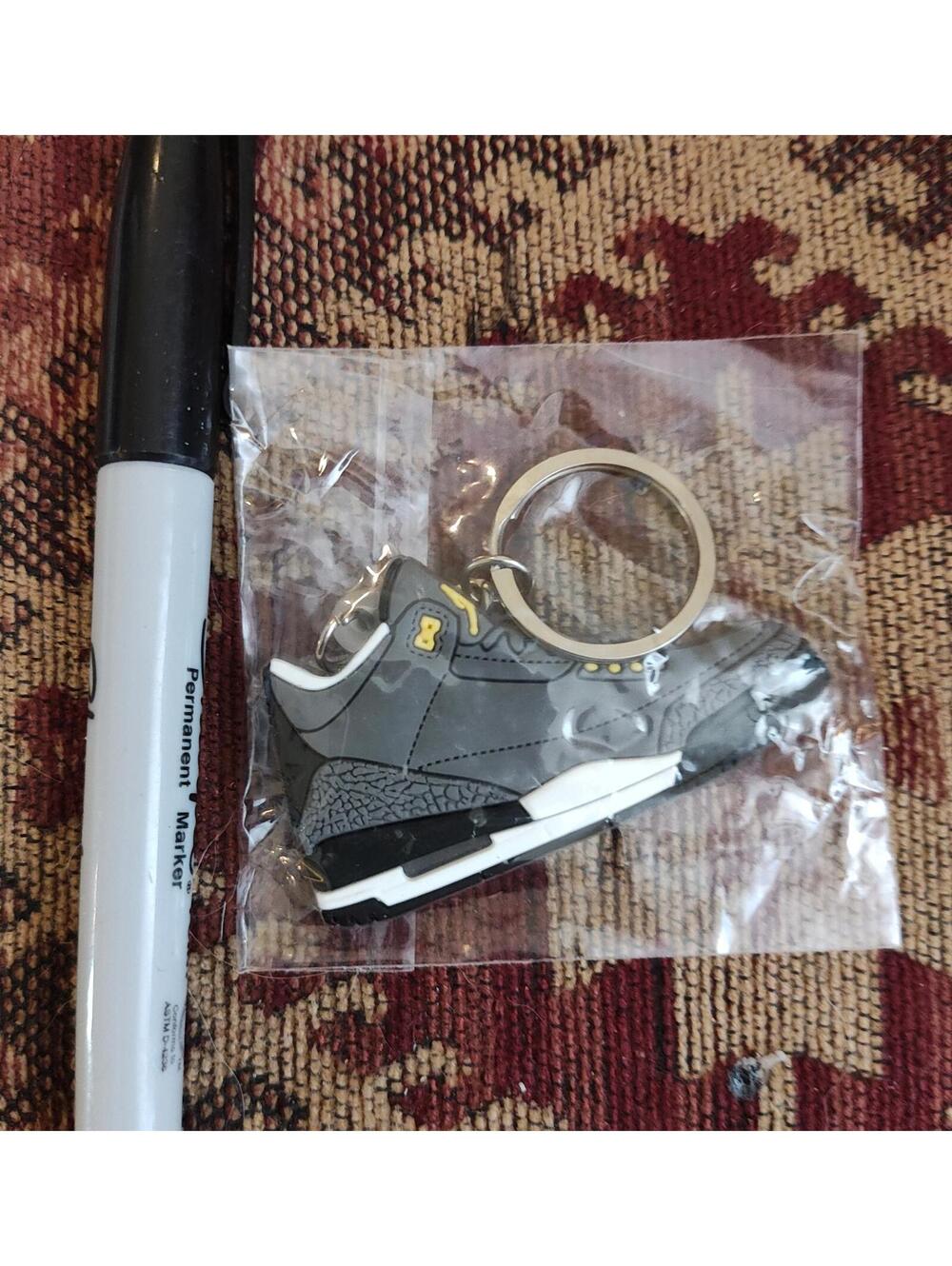 NEW - Jordan shoe style keychain - Gray/Black